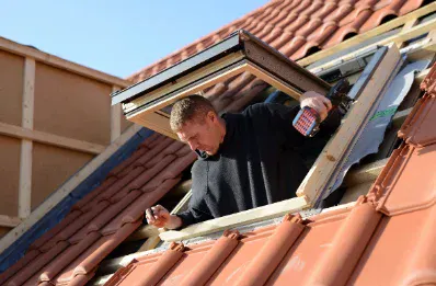 Pose de fenêtre de toit et velux par un couvreur à Saint-Estèphe